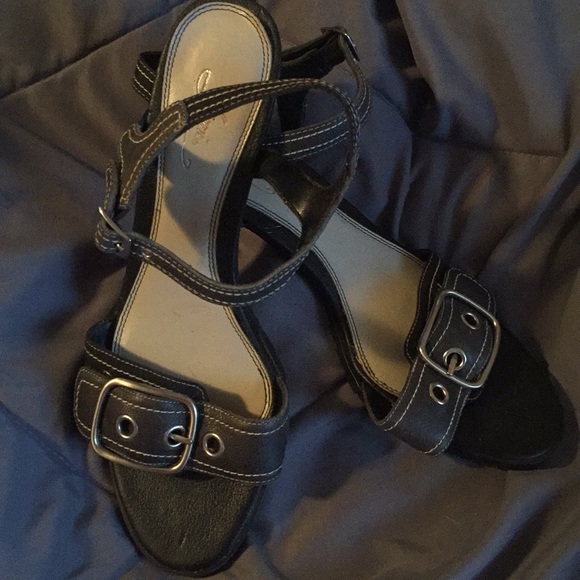 adjustable buckle sandals